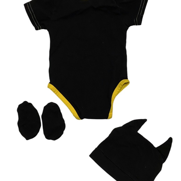 Baby Batman 0-3 months 3 Piece Batman baby outfit Costume & booties and beanie - Picture 4 of 7